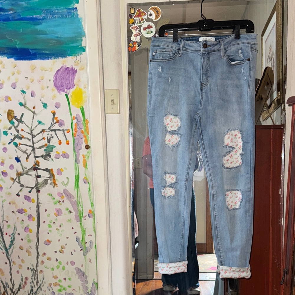 🌸🌟🌼🪻Judy Blue Light Blue Floral Patch Jeans